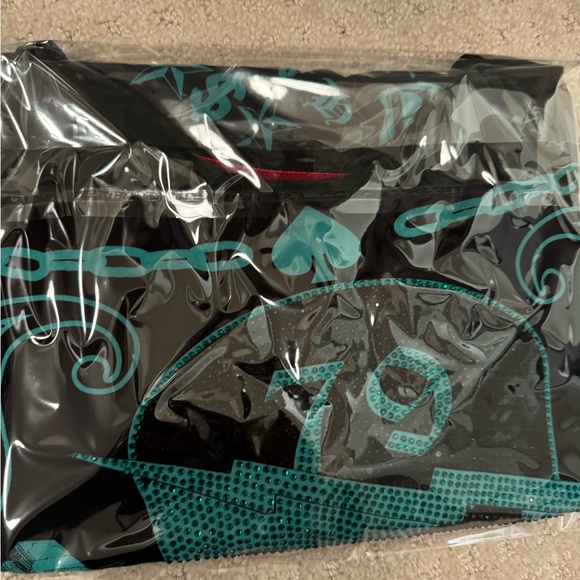 D - Rich Clothing - Picture 7 of 13